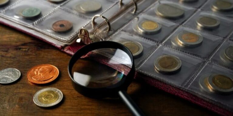 Lupa sobre a mesa com moedas de coleção